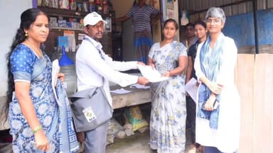 வண்டலூர்: பஜனை கோயில் தெருவில் வாக்குசாவடி நிலை அலுவலர்கள் கணக்கீட்டு படிவம் வழங்குதல் மாவட்ட ஆட்சியர் ஆய்வு