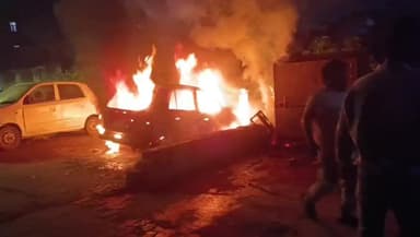 #लखनऊ में गिरधारी फील्ड गेट पर गाड़ी में लगी भीषण आग।फायर ब्रिगेड की टीम ने पाया आग पर क़ाबू
#Lucknow @lkopolice