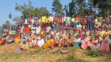 बंदगांव: बंदगांव प्रखंड की सवनिया पंचायत में सेविका और सहायिका को हटाने के लिए ग्रामीणों ने की बैठक