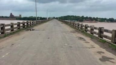 सतवास: नेमावर के पुराने पुल से बाइकों का आवागमन शुरू