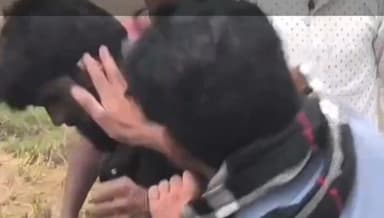 मिलक: मुडिया कला गांव के पास एक महिला से युवक ने की छेड़छाड़, महिला ने युवक को पीटा, फिर लोगों ने जमकर की युवक की धुनाई