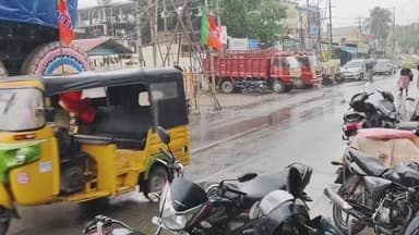 செய்யூர்: செய்யூர் அதன் சுற்றுவட்டார பகுதியில் இடியுடன் கூடிய கனமழை மக்களின் இயல்பு வாழ்க்கை பாதிப்பு