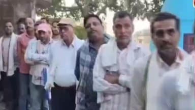 करेली: खाद की किल्लत से जूझ रहे किसान, लगी लंबी-लंबी कतारें