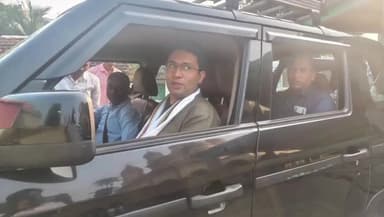 জাঙ্গিপাড়া: জাঙ্গিপাড়ায় বিজেপি নেতা কবির শঙ্কর বসুর মধ্যাহ্নভোজ — কর্মী সৌরভ মালিকের বাড়িতে খোঁজখবর নিলেন পরিবারের সুস্থতার