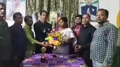 ডেবরা: ডেবরায় তৃণমূলের এস টি সেলের সভানেত্রীকে শুভেচ্ছা জানালেন দলীয় কর্মীরা