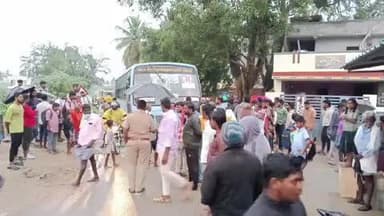 சூளகிரி: KN தொட்டி கிராமத்தில் மழைநீர் வீடுகளுக்குள் புகுந்ததால் பகுதி மக்கள் திடீர் சாலை மறியல் போராட்டத்தில் ஈடுபட்டனர்