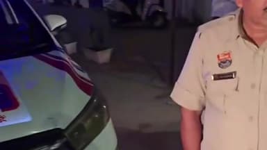 करनाल: सेक्टर 13 में घर में चोरी करते हुए चोर को लोगों ने पकड़ा, पुलिस के हवाले किया