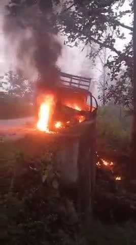 खंडवा जिले में खालवा रोड के सुंदरदेव फाटे पर एक ट्रक वन्यप्राणी को बचाने के दौरान पुलिया से टकरा गया