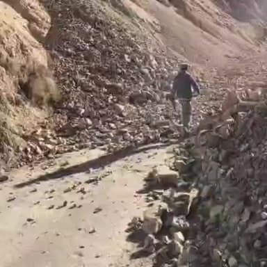 हंगरंग: किन्नौर के लियो समीप पहाड़ों से भूस्खलन, सड़क मार्ग हुआ अवरुद्ध