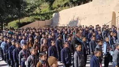 लोहाघाट के गुरुकुलम एकेडमी स्कूल ख़ूना मानेश्वर में राष्ट्रीय गीत के 150 वर्ष पूर्ण होने पर वन्दे मातरम् गायन।