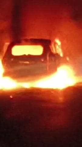 जीरापुर: माचलपुर में चलती कार में लगी आग, ड्राइवर फंसा, कांच तोड़कर बचाई जान, ₹50 हजार और मोबाइल खाक