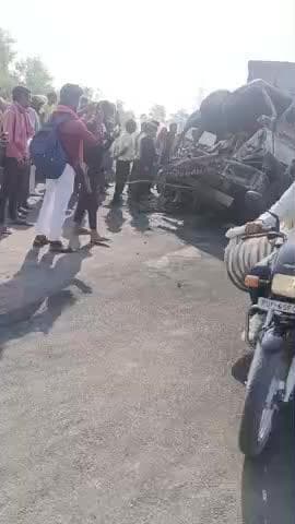 जनपद भदोही में हुआ बड़ा दुर्घटना
जिस्म की ट्रक चालक के मौके पर ही मौत हो गई और कंडक्टर बचा रहा आप देख रहे हैं कि ट्रक