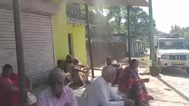 ये है हमारे चिरिमिरी छेत्र का हाल समय 11 bj gye मगर इनकी राशन की दुकान नही खुल पाई आदरणीय महोदय श्री श्याम बिहारी से....