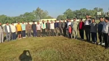 बेगुं: राष्ट्रगीत वंदे मातरम के 150 वर्ष पूर्ण होने पर बेगू के मॉर्निंग मूवमेंट क्लब द्वारा सामूहिक गान किया गया