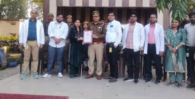 ताखा: ऊसराहार थाना परिसर में रक्तदान शिविर का आयोजन, पुलिस कर्मियों ने किया रक्तदान