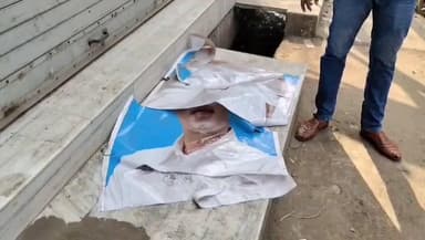 রানিগঞ্জ: রানীগঞ্জে শিশু বাগান এলাকায় ৩৬ নং ওয়ার্ডে মেয়র পরিষদের উদ্বোধন করা ক্যাম্প রাতের অন্ধকারে ভেঙে দিল দুষ্কৃতীরা