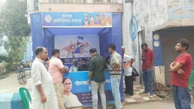 বজবজ ১: বজ বজ পৌরসভার ন নম্বর ওয়ার্ডের ভোট রক্ষা শিবির পরিদর্শন করলেন বজবজ পৌরসভার পৌর প্রধান।