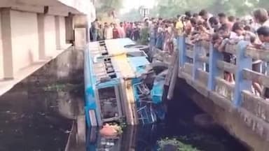 বারাসত ২: খড়িবাড়ি হাড়োয়া খালে সেতু ভেঙে যাত্রীবাহী বাস খালে, জখম 46 জন, গুরুতর 9 জন