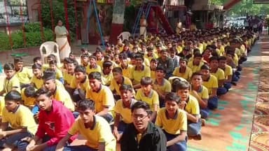 નડિયાદ: ધારાસભ્યની ઉપસ્થિતિમાં સંતરામ વિદ્યાલય ખાતે રાષ્ટ્રગીત વંદે માતરમને 150 વર્ષ પૂર્ણતા નિમિતે સમૂહ ગાન યોજાયુ