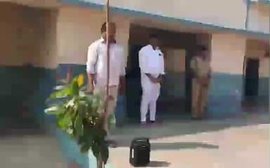 అలంపూర్: పుట్టన్ దొడ్డి గ్రామంలో వందేమాతరం గేయాన్ని అలాపించిన కాంగ్రెస్ నాయకులు