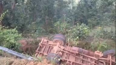 किस्को: बाहाबार घाटी में तेज रफ्तार ट्रक गिरा, चालक बाल-बाल बचा, मुखिया ने लापरवाह ड्राइविंग पर रोक लगाने की मांग की