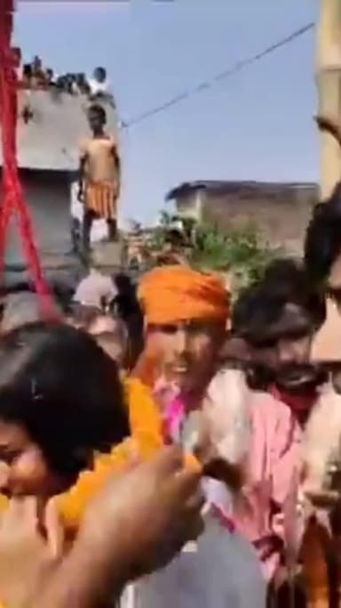 सोनबरसा: खुशनगरी में निर्दलीय प्रत्याशी रितु जायसवाल को मछली से तौला गया