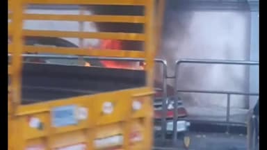 எழும்பூர்: சென்னை நுங்கம்பாக்கம் ஸ்டெர்லிங் சாலையில் இளைஞர் ஒட்டி வந்த இருசக்கர வாகனம் தீடீர் தீ பற்றி எரிந்ததால் பரபரப்பு