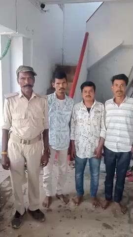 पुपरी: मध निषेध थाना पुपरी पुलिस ने भिट्ठा मोर चेक पोस्ट पर नशापान कर रहे तीन लोगों को किया गिरफ्तार