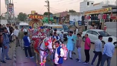 नीम का थाना: नीमकाथाना में पुलिस उप अधीक्षक अनुज डाल को अनोखे अंदाज में विदाई दी गई ।
#Neemkathana #Police
#Breakingnews