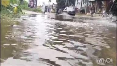 மேலூர்: மேலூரில் முழு கொள்ளளவை எட்டிய உடைப்பு ஏற்பட்ட கன்மாய் சாலையில் மற்றும் குடியிருப்பு பகுதியில் பெருக்கெடுத்து ஓடும் தண்ணீர்