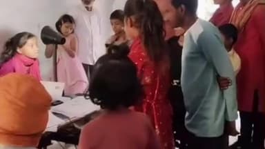 बल्दीराय: कूरेभार बीआरसी पर आधार कार्ड अपडेट के लिए परिषदीय बच्चों की लगी भीड़, लाइन में खड़े होकर कर रहे अपने नंबर का इंतजार