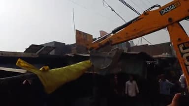 आज अति आक्रमण हटवाया गया नगर पालिका सहसवान एवं तहसील सहसवान पुलिस प्रशासन मौजूद रहा है नायब तहसीलदार जितेंद्र कुमार जिस