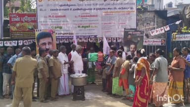 பெரியகுளம்: மநீம தலைவர் கமல் ஹாசன் 71வது பிறந்த நாளை முன்னிட்டு வடுக பட்டி பஸ்ஸ்டாப்பில் துப்பு ரவு பணியாளர்களுக்கு வேஷ்டிசேலைவழங்கினர்