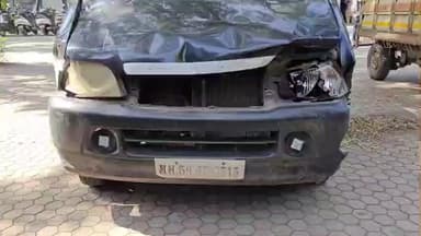 नंदुरबार: भरधाव वेगातील टॅक्सीची दुचाकींना धडक, २ जण जख्मी; नेहरू पुतळा परिसरातील घटना