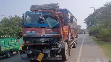 टुंडी: भोजूडीह के पास मालवाहक ट्रक अनियंत्रित होकर दुर्घटनाग्रस्त, चालक बाल-बाल बचा