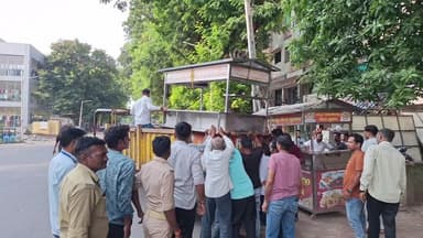 આણંદ શહેર: કરમસદ આણંદ મહાનગરપાલિકા દ્વારા છેલ્લા 10 માસ દરમિયાન અડચણરૂપ થતા નાના-મોટા દબાણો દૂર કરી 20.67 લાખ રૂપિયાનો દંડ વસૂલ્યો