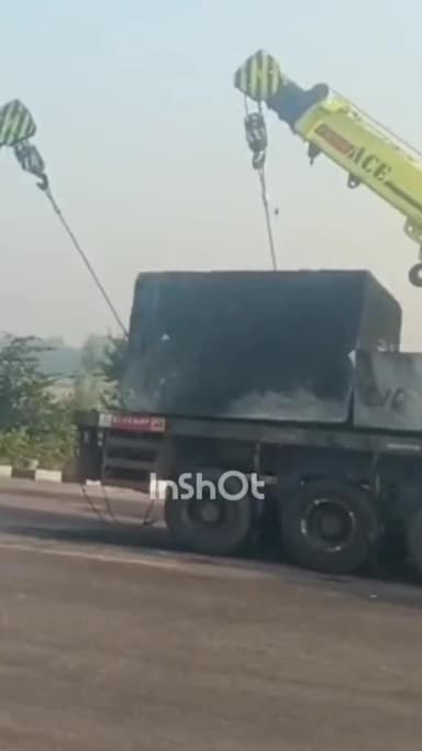 बांगरमऊ: बांगरमऊ में आगरा-लखनऊ एक्सप्रेसवे पर ट्रेलर में लगी आग, टायर फटने से हुआ हादसा, 10 KM लंबा जाम और रुट डायवर्जन