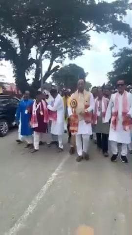 পলাশবাৰী: দক্ষিণ কামৰূপ বিদ্যাপীঠ হাইস্কুলৰ মহাৰজত জয়ন্তীৰ সাংস্কৃতিক শোভাযাত্ৰাত অংশগ্ৰহণ কৰে বিধায়ক হেমাংগ ঠাকুৰীয়াই