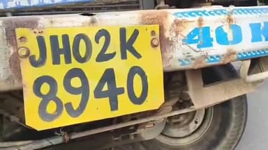 सरायकेला: ईवीएम वेयरहाउस के पास अनाज से भरा ट्रक गड्ढे में घुसा, चालक और खलासी फरार