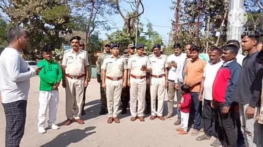 कर्रा: कर्रा थाना परिसर में “वन्दे मातरम्” के 150 वर्ष पूरे होने पर सामूहिक गायन कार्यक्रम का आयोजन