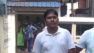 চাকদা: রেলের টিকিট বুকিং নিয়ে বেনিয়োমের অভিযোগ, চাকদা থেকে রানাঘাট আর পি এফ এর হাতে গ্রেফতার এক যুবক