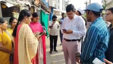 శ్రీకాకుళం: ఇంటింటికి వెళ్లి మన మిత్ర (వాట్సాప్ గవర్నెన్స్) పై అవగాహన కల్పించాన్న జిల్లా కలెక్టర్ స్వప్నిల్ దినకర్ పుండ్కర్