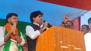 बथनाहा: बथनाहा में राज्यसभा सांसद इमरान प्रतापगढ़ी ने सभा को संबोधित किया, कहा- वोट चोरों को सत्ता से हटाना है