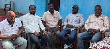 मेराल: JMM नेता जिलाध्यक्ष गढ़वा शम्भू राम की पत्नी के निधन की खबर सुनकर उनके आवास, मेरल के चामा पहुँचे