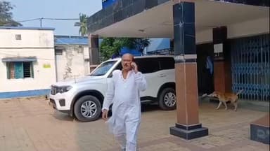 কালনা ১: কালনা মহকুমা শাসকের দপ্তরে এসে পদত্যাগ পত্র পেশ করলেন কালনা পৌরসভার চেয়ারম্যান