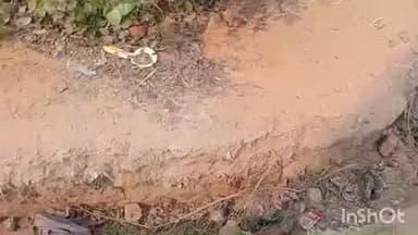 मनिया: पाइप लाइन बिछाई, लेकिन गड्ढे भरना भूले जिम्मेदार, स्कूल व अस्पताल आने-जाने वाले लोगों को हो रही परेशानी