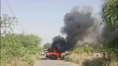 झुंझुनू: झुंझुनू में डाबडी बड़ौदा गांव से भोड़की की ओर जा रही स्कार्पियो गाड़ी में अचानक लगी आग, नहीं हुई कोई जनहानि