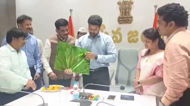 కోనసీమ సెంటర్ ఫర్ మైగ్రేషన్ ప్రచార గోడపత్రికను అమలాపురంలో ఆవిష్కరించిన కలెక్టర్ మహేష్