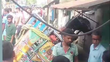 মেমারি ১: নিয়ন্ত্রণ হারিয়ে বেলাইনে মোটর ভ্যানের ধাক্কা মোটরসাইকেলকে, প্রাণরক্ষা দাদু-নাতির