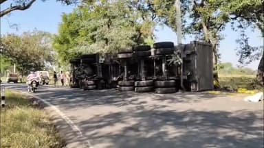 पेण्ड्रा: पंडरीखार के पास कोयला लोड ट्रेलर अनियंत्रित होकर पलटा, चालक को आई चोट